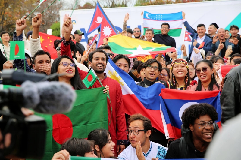 韩国法务部为吸引科学技术领域的优秀海外人才，将扩大研究型留学生（D-2-5）与研究员（E-3）签证发放对象。图为去年11月，在京畿道水原市灵通区亚洲大学，留学生正在参与“亚洲大学国际周”活动。图片来源：亚洲大学