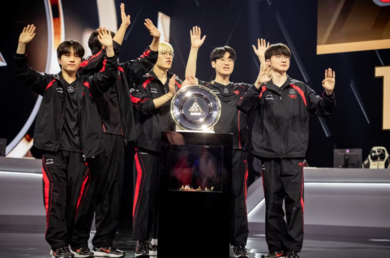 当地时间7月7日，在沙特阿拉伯利雅得举行的2024电竞世界杯（EWC）《英雄联盟》（LoL）项目上，韩国T1战队荣登全球冠军宝座。图片来源：EWC官方Instagram