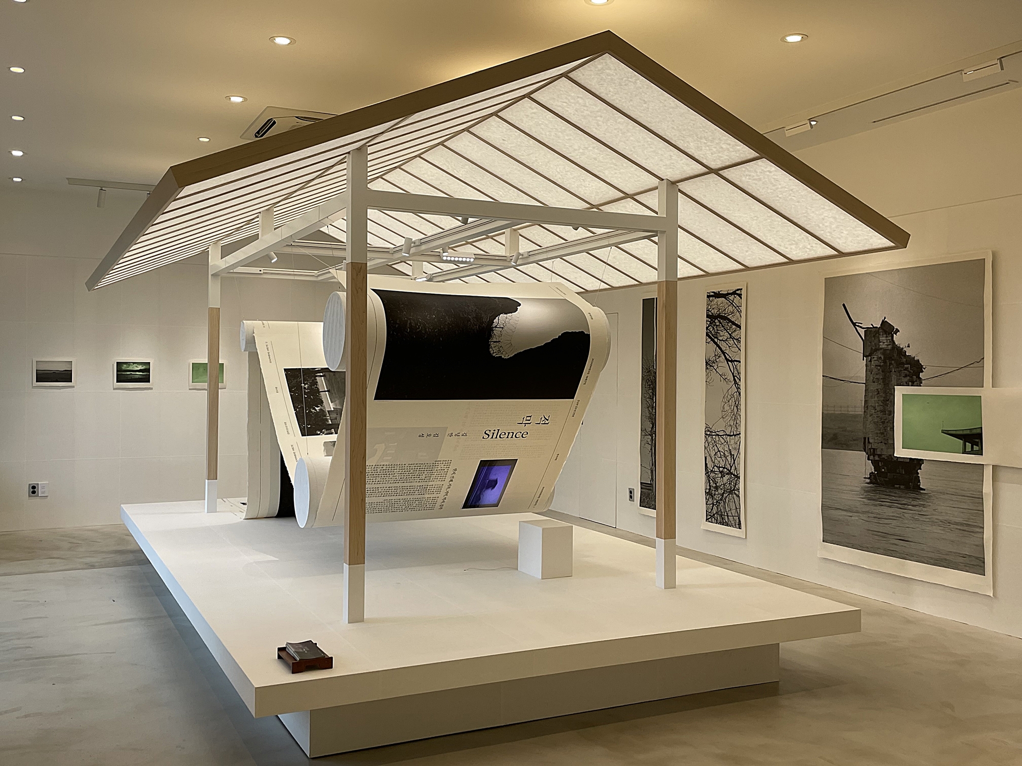 在“韩纸家轩”展馆1楼正在进行展览《静默：一代人的记忆》（Silence：The Memory of Generation）。该展览特点是在韩纸上打印摄影作品展出。韩宣网记者Lee Da Som 摄