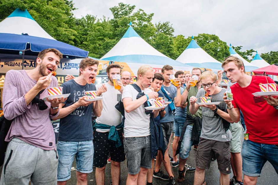 文化体育观光部与韩国观光公社一同开发并推出新美食品牌——“Taste your Korea”，并选出“代表韩国的美食观光文创33选”。图为7月3日至7日，在大邱，正在参加大邱炸鸡啤酒庆典的外国游客。图片来源：韩国观光公社