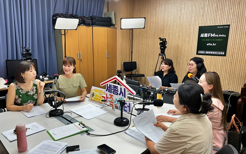 8月2日，在世宗市世宗FM，电台广播节目 《其乐融融一家人》的主持人李妍（左二）和节目作家裴有娜（音）（左二）正在朗读读者寄来的真实故事。韩宣网记者Margareth Theresia 
