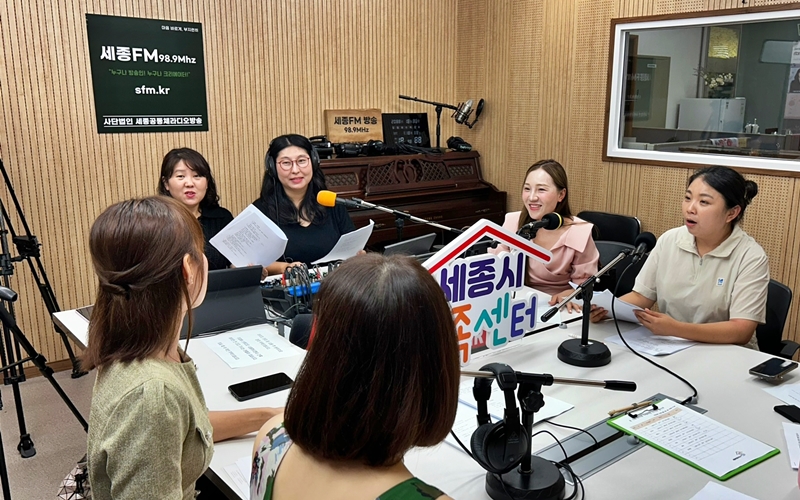 8月2日，在世宗市世宗FM进行的节目录影现场，电台广播节目 《其乐融融一家人》的主持人崔金实（右）和金银亚（音）（右二）、作家斯琴及导师嘉宾柳金伶正在交流话题。韩宣网记者Margareth Theresia