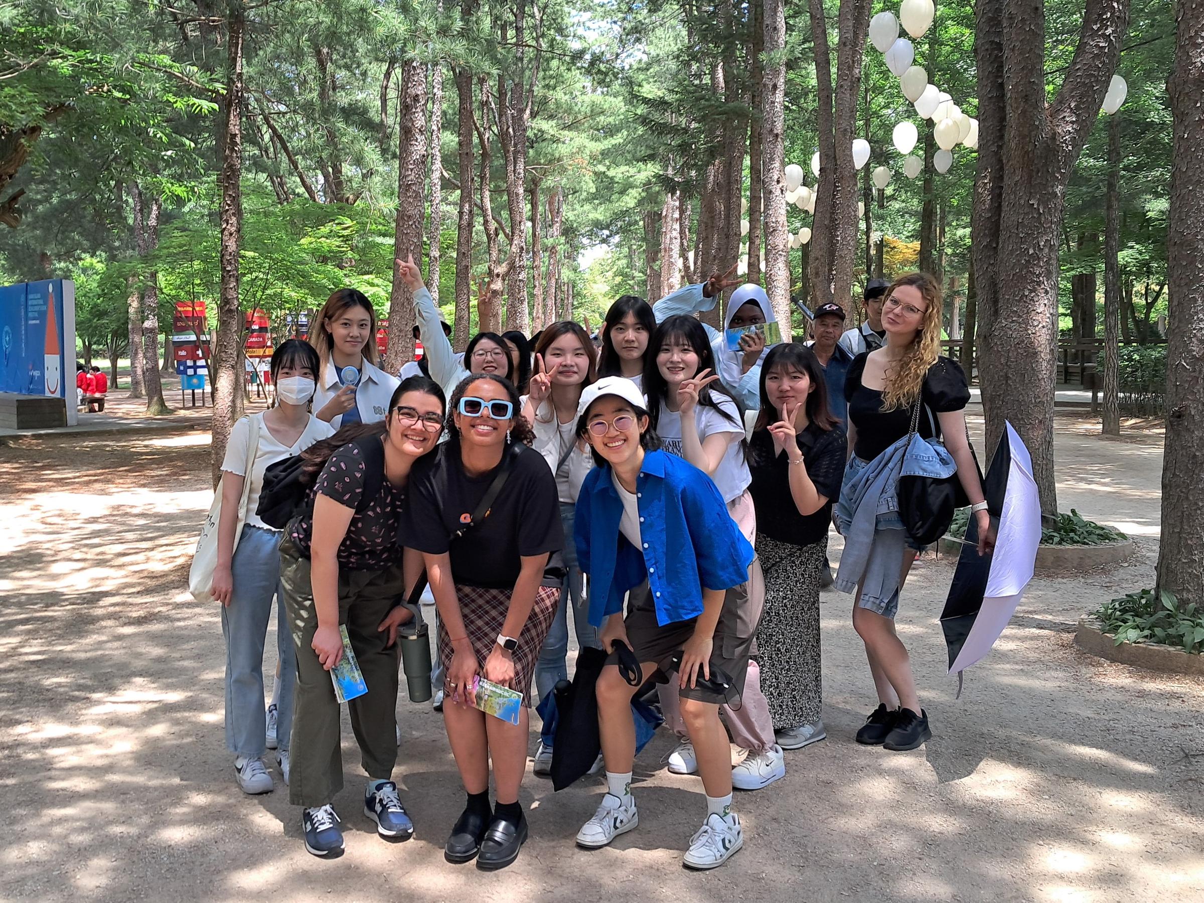 今年上半年，以留学或进修为目的访韩的外国人数首次超过了20万人次。图为，今年6月21日，访问江原道春川南怡岛的梨花女子大学韩语研修班学生正在合影留念。图片来源：梨花女子大学