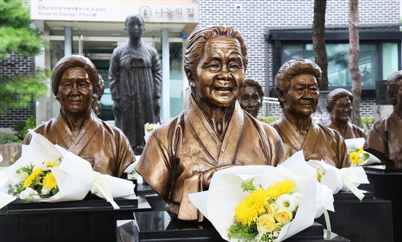 8月14日，在首尔龙山区白凡金九纪念馆举办了世界“慰安妇”纪念日仪式。图为，位于京畿道广州市日军慰安妇受害者援助单位“分享之家”内设置的已故受害者铜像。图片来源：韩联社