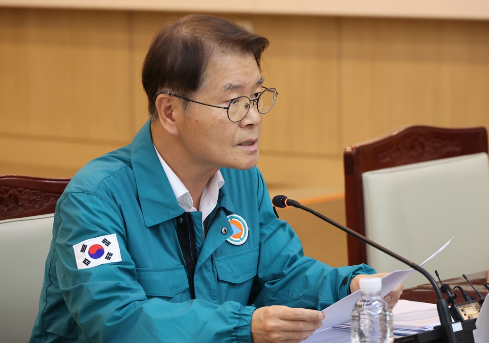 8月13日，在首尔钟路区政府中央大楼举办的“京畿道华城ARICELL电池厂火灾事故重要事故处理本部第三次会议”上，雇佣劳动部长官李正植正在发言。图片来源：韩联社