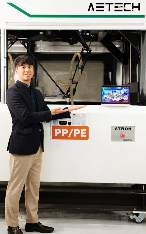AETECH公司理事柳在浩正在介绍公司开发研制的废弃物筛选AI机器人“Atron”。图片来源：AETECH