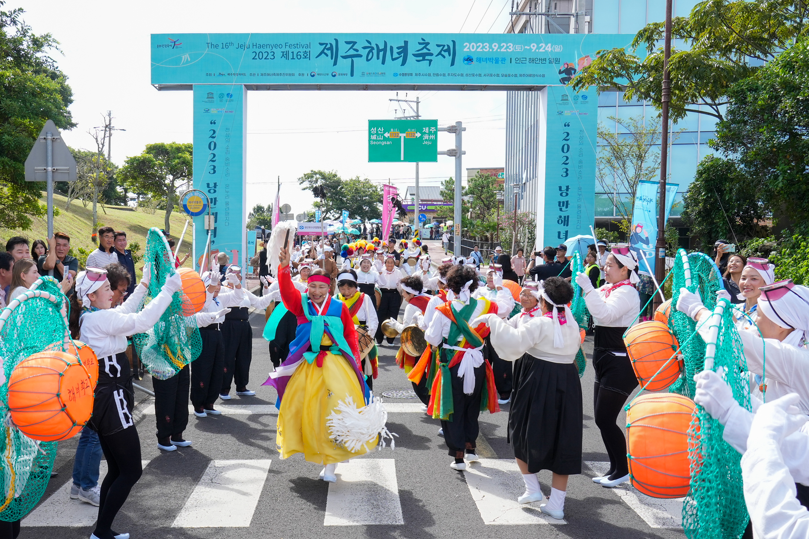 9月8日，济州特别自治道表示，20日至22日“第17届济州海女庆典”将在济州市旧左邑的海女博物馆和附近海岸一带举行。图为去年9月举行的第16届济州海女庆典。图片来源：济州特别自治道