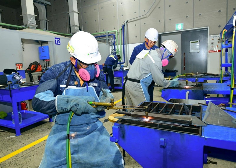 10月17日，韩国政府表示，总公司设在首都圈的基础产业中坚企业也将可雇佣持有非专业就业签证（E-9）的外国劳动者。图片来源：HD现代重工业