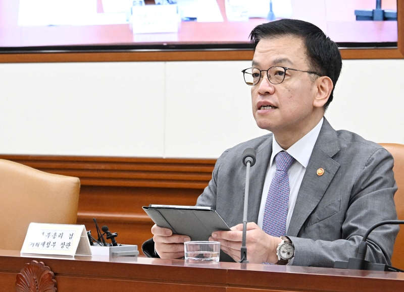 10月16日，在首尔钟路区政府大楼，韩国经济副总理兼企划财政部长官崔相穆在经济关系长官会议上正在发言。图片来源：企划财政部