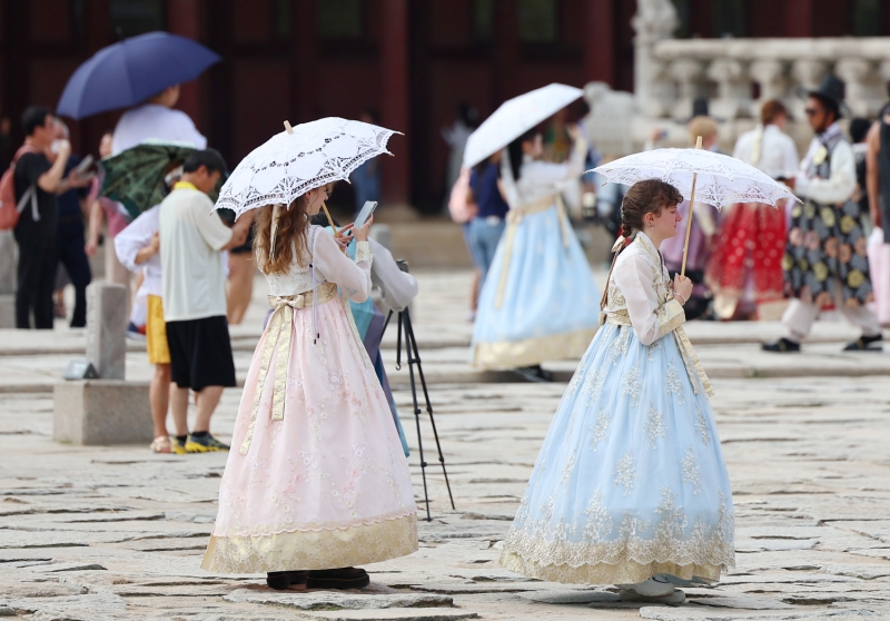 有统计显示，今年9月访问韩国的外国游客达146万人次。图为9月18日，外国游客在首尔钟路区景福宫内游玩。图片来源：韩联社