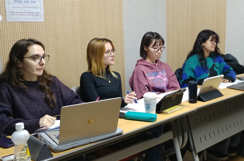 11月7日，在韩国文学翻译院正在进行的“文学翻译实习基础1”课堂上，学生们正在就“韩国小吃店”如何翻译成英语交换意见。韩宣网记者李璟美 摄 