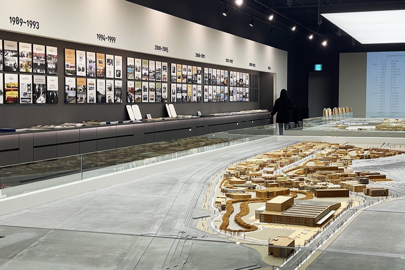 11月7日，在展出坡州出版文化信息国家产业园区历史的展馆里，参观者正在观看展品。这里由文化体育观光部援助，是韩国出版人齐心协力建立的出版城，也是韩国唯一的出版文化产业园区。韩宣网记者徐爱英 摄 