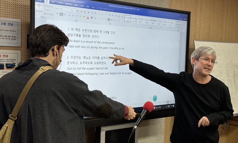 11月7日，在韩国文学翻译院正在进行的“内容翻译实习（影像）”课堂上，一位法国记者正在采访翻译家 Darcy Paquet的授课过程。韩宣网记者李璟美 摄 