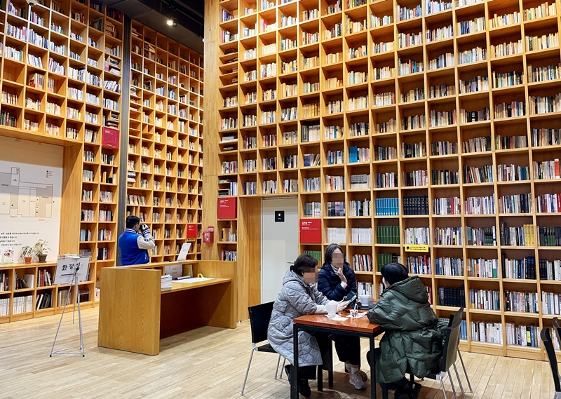 图为坡州出版文化信息国家产业园区内的智慧森林图书馆。韩宣网记者徐爱英 摄 