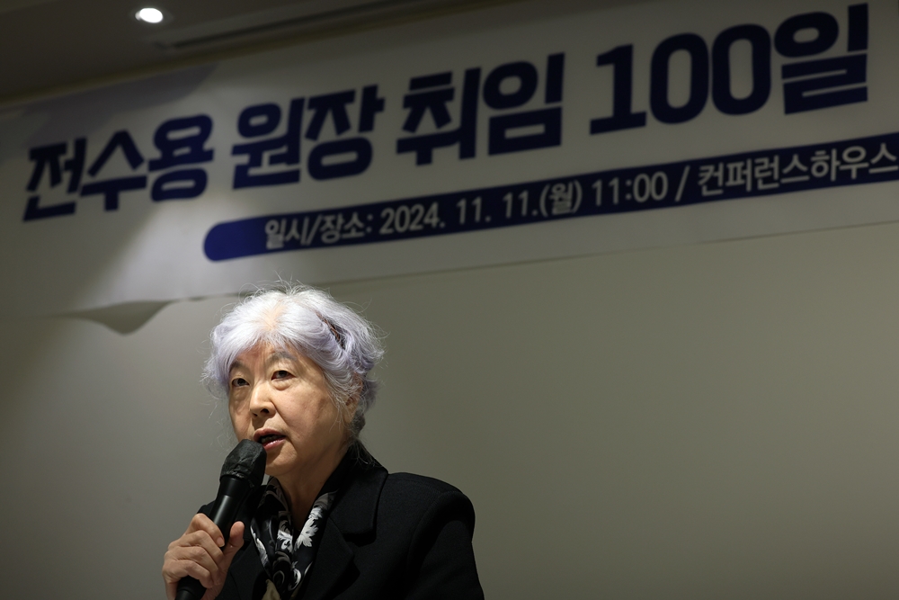 11月11日，在首尔中区，韩国文学翻译院院长全秀庸在就职百天纪念记者招待会上正在发言。韩宣网记者李俊英 摄