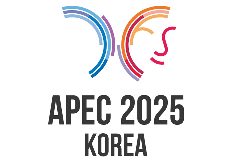 当地时间11月14日，在秘鲁举行的2024亚太经合组织（APEC）部长级会议（AMM）上，韩政府公布2025年韩国APEC峰会会徽。图片来源：外交部