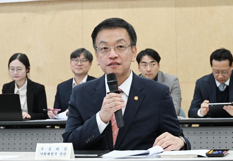 11月27日，韩国经济副总理兼企划财政部长官崔相穆在京畿道城南市韩国半导体协会举行的“强化产业竞争力相关长官会议”上正在发言。图片来源：企划财政部