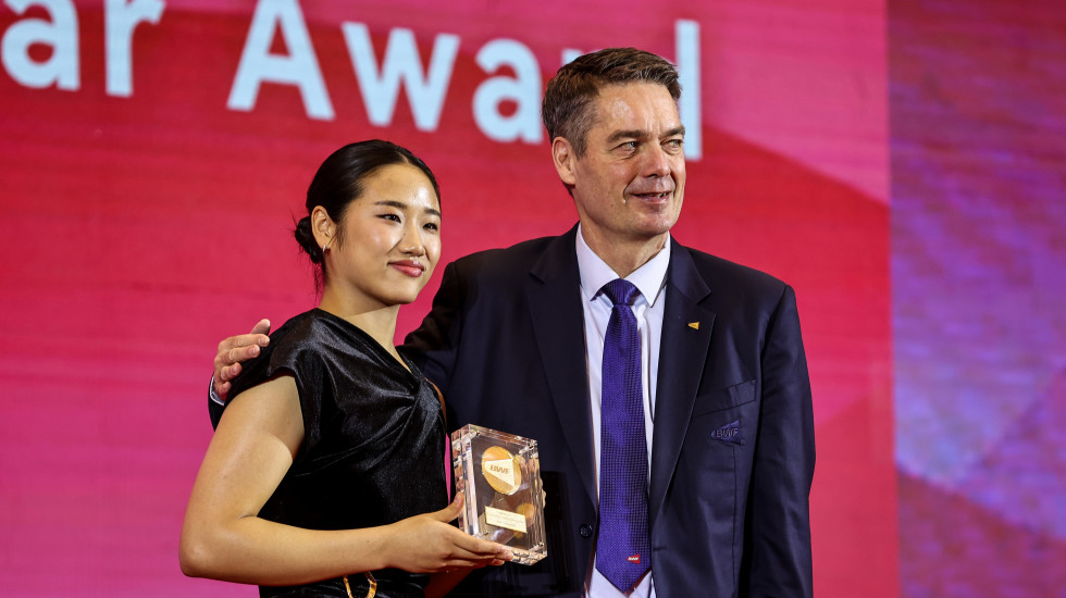 12月9日，在中国杭州举行的世界羽毛球联合会（BWF）颁奖典礼上，韩国羽毛球名将安洗莹在与BWF主席波尔-埃里克·赫耶尔·拉尔森合影留念。图片来源：世界羽毛球联合会