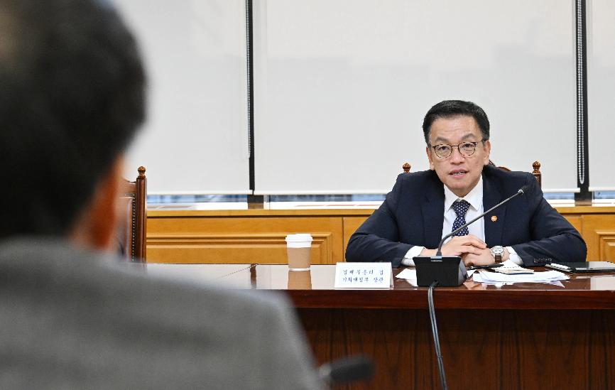 12月16日，在首尔中区银行联合会，韩国经济副总理兼企划财政部长官崔相穆主持召开“紧急宏观经济金融座谈会”。图片来源：企划财政部