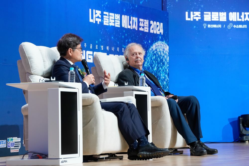 去年9月26日至27日，在罗州能源论坛上，韩国能源工科大学校长职务代理朴镇浩（音）与美国核能初创公司Deep Fission联合创始人理查德·穆勒教授展开对话。图片来源：韩国能源工科大学