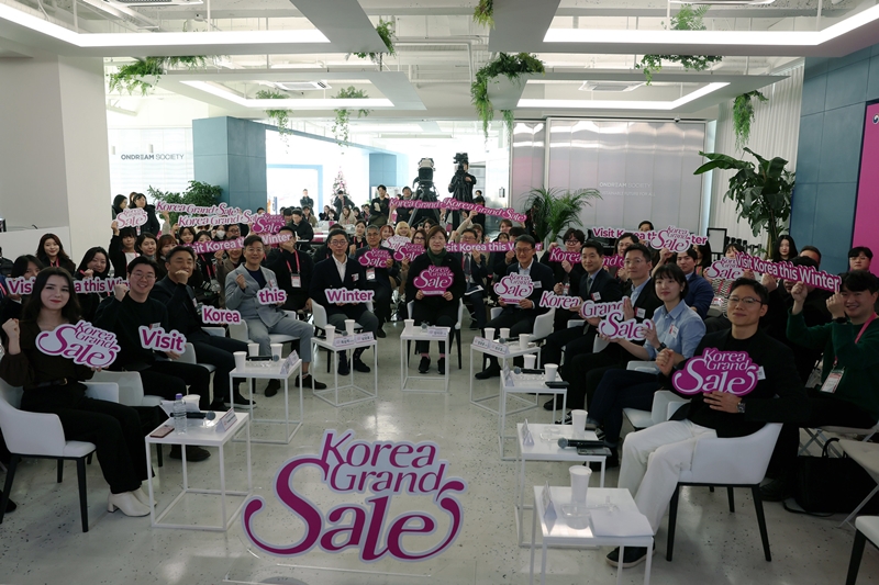 1月15日，韩国文化体育观光部第二次官张美兰出席了在首尔中区举行的2025购物季开幕式，并与相关人士合影留念。韩宣网记者李俊英 摄