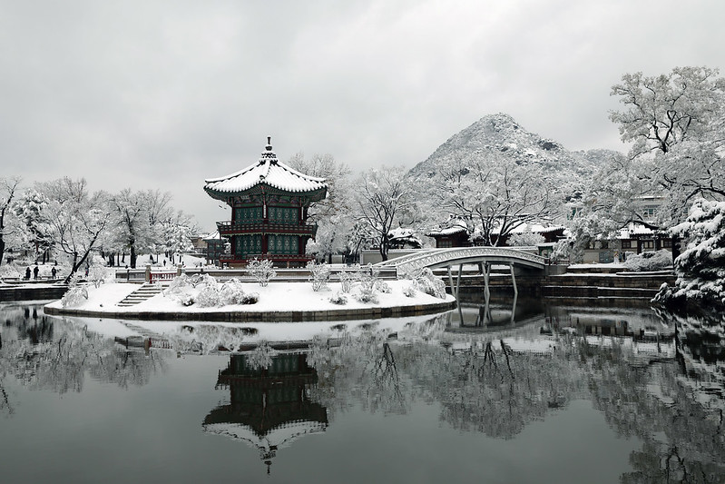 韩国文化体育观光部和韩国旅游发展局公布了包括首尔五大古宫在内的“2025-2026韩国旅游百选”。图为雪中的首尔景福宫景象。图片来源：韩宣网DB