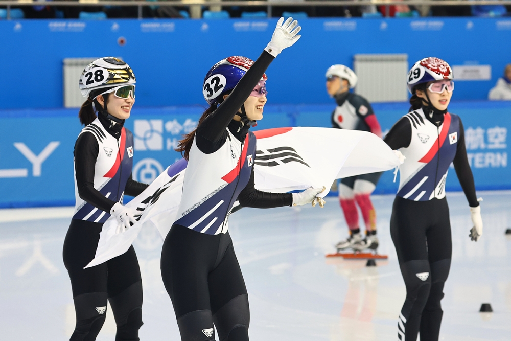 2月8日在哈尔滨亚冬会短道速滑女子500米决赛中，获得金牌、银牌和铜牌的韩国选手崔敏静（中）、金吉莉（左）、李笑软在中国哈尔滨黑龙江冰上训练中心举起太极旗，向观众致意。图片来源：韩联社