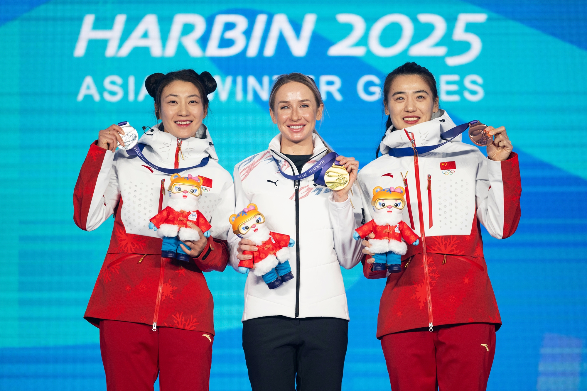 2月11日，在中国哈尔滨亚布力滑雪场举行的2025哈尔滨亚冬会冬季两项女子7.5公里短距离比赛中，入籍韩国的前俄罗斯选手叶卡捷琳娜·阿瓦库莫娃（中）以22分45秒4的成绩摘得金牌。图片来源：韩联社