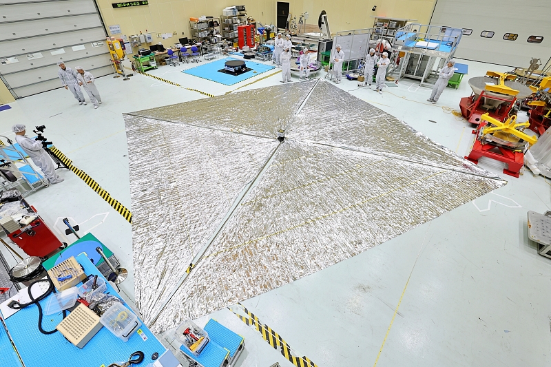 韩国航空宇宙研究院成功开发出适用于太空帆船的太阳帆。图为太阳帆完全展开的样子。图片来源：韩国航空宇宙研究院 