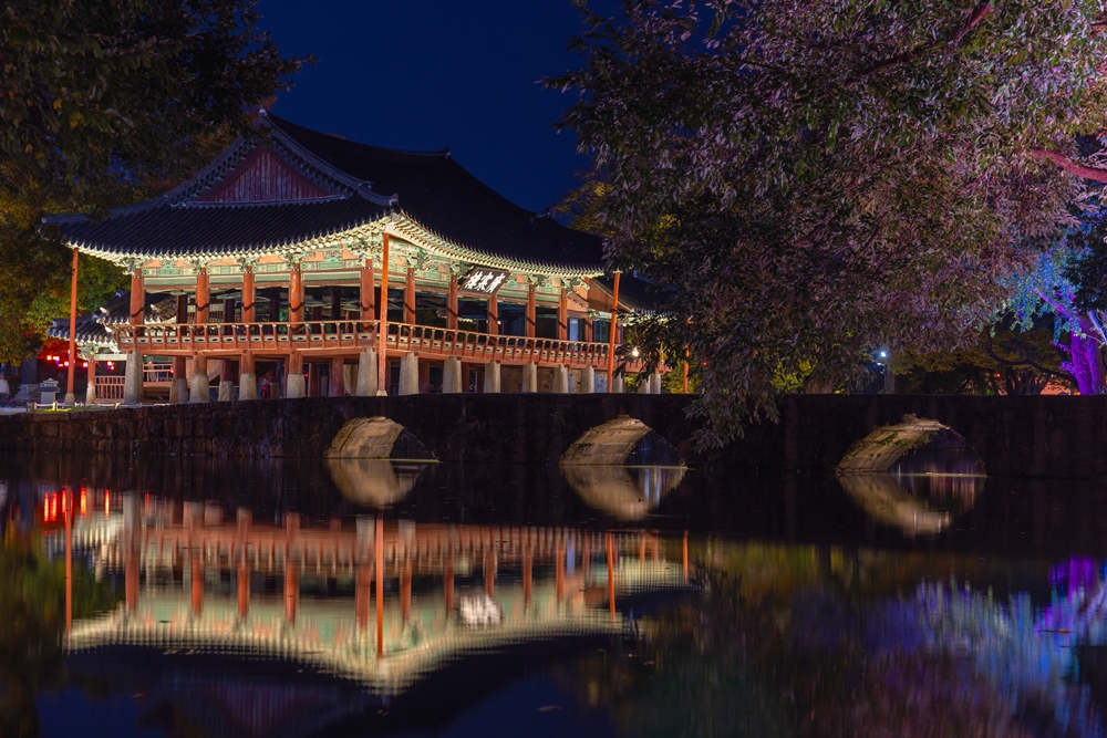 广寒楼和鹊桥夜景。图片来源：韩国旅游发展局