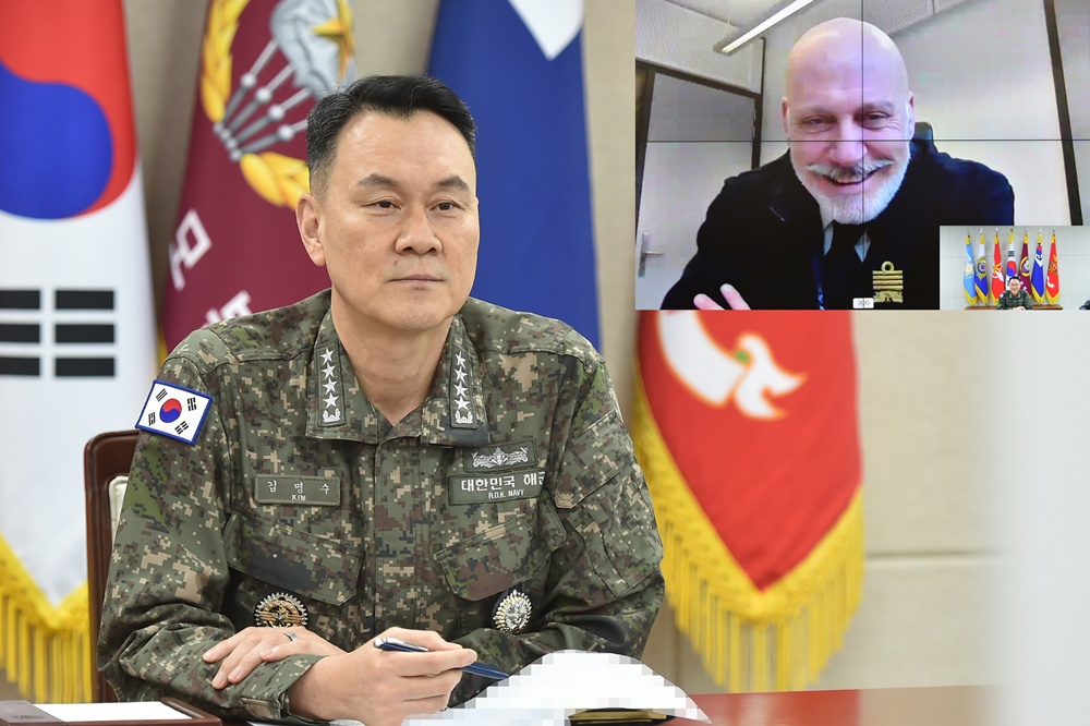 2月20日，韩国联合参谋本部议长金明秀与新任北大西洋公约组织（NATO）军事委员会主席朱塞佩·卡博·德拉戈内举行视频会议，讨论合作方案。图片来源：联合参谋本部