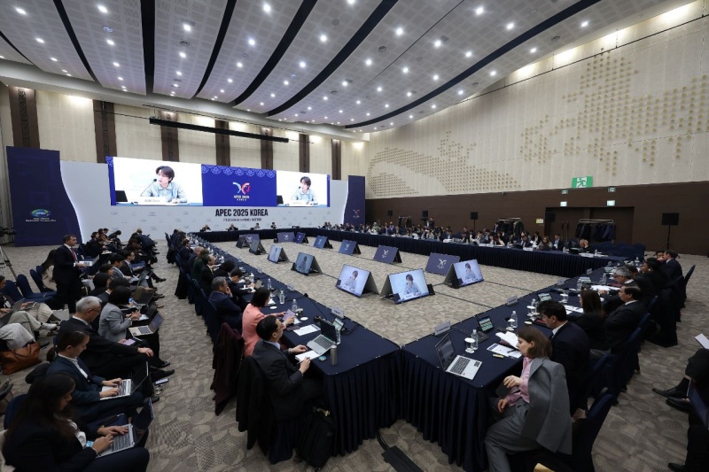 2月24日至3月9日，在庆州举行的亚太经合组织（APEC）峰会第一次高级官员会议（SOM1）上，韩国作为今年主席国，提出了“人工智能（AI）合作”与“应对人口结构变化”的核心议题。图片来源：外交部
