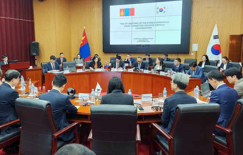 3月12日，韩国产业通商资源部在首尔召开第二次韩蒙稀有金属合作委员会会议，决定加强两国在稀有金属供应链领域的合作。图为当地时间2023年11月20日，在蒙古国乌兰巴托外交部大楼举行的第一次会议场景。图片来源：产业通商资源部