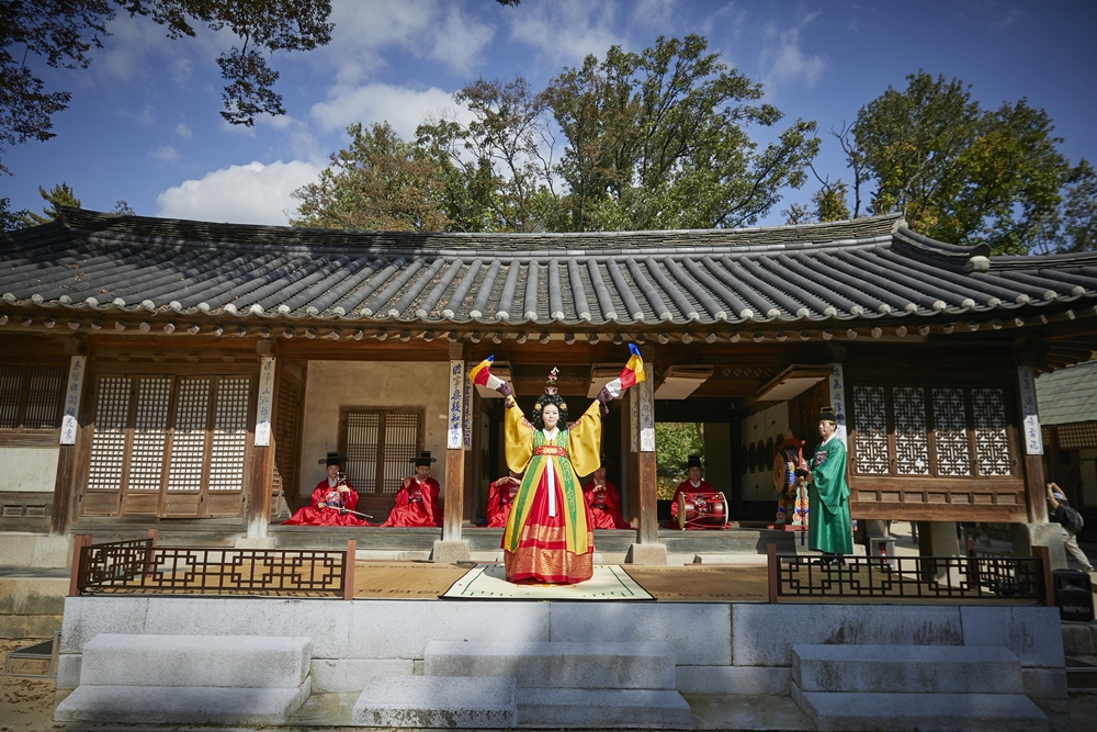 图为在昌德宫演庆堂进行的演出《春莺啭》剧照。图片来源：国家遗产厅宫陵遗址本部