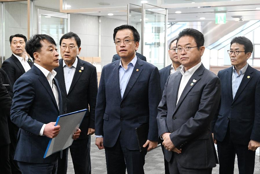 3月20日，韩国代行总统职权的副总理兼企划财政部长官崔相穆访问庆尚北道庆州和白会议中心，检查亚太经合组织（APEC）峰会的筹备情况。图片来源：企划财政部