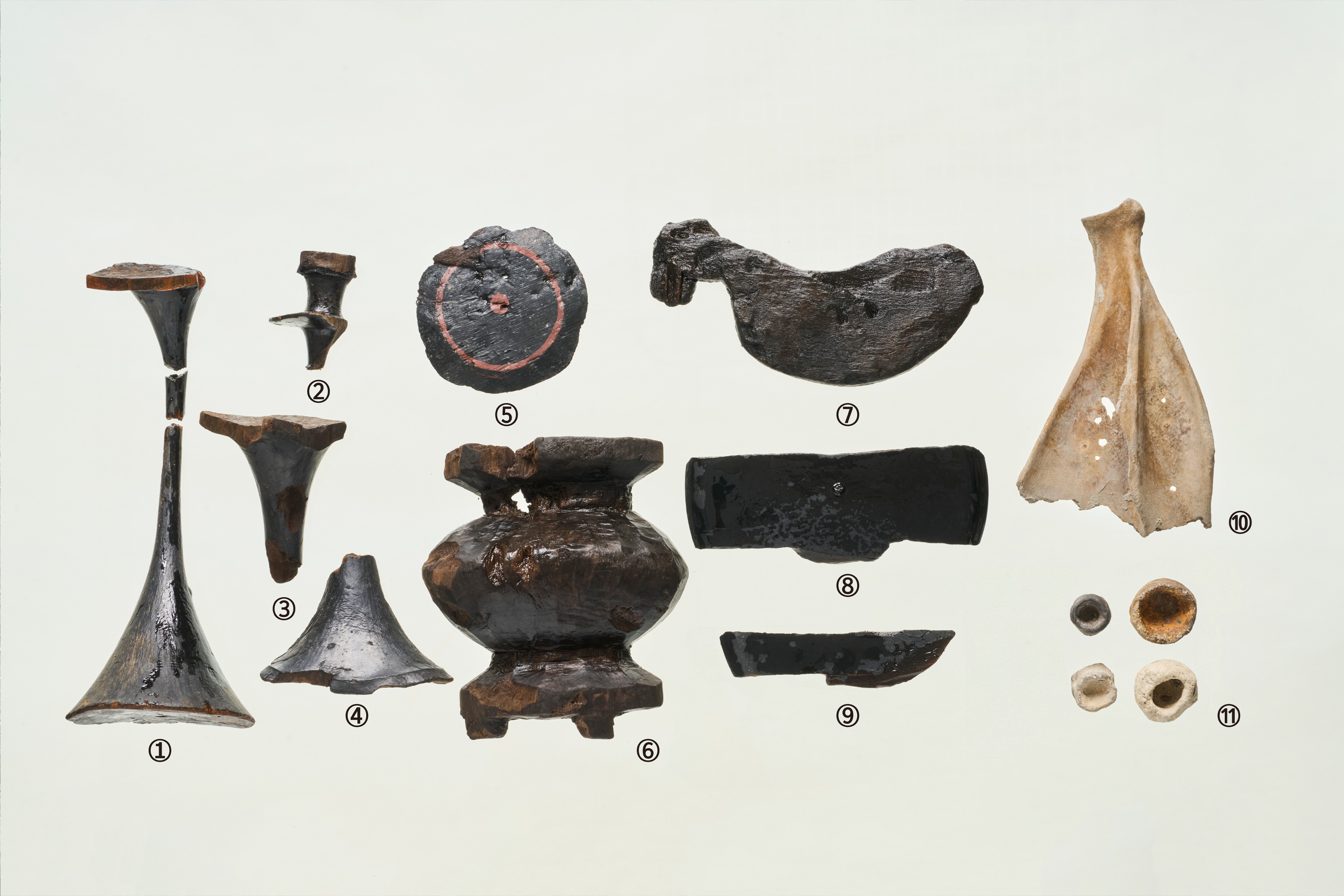 3月24日，韩国国家遗产厅公开了在金海凤凰洞遗址第10次文物挖掘调查中，出土的15件礼仪用漆器。图片来源：国家遗产厅