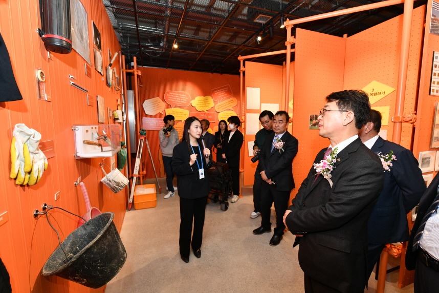 3月24日，在庆尚南道咸安郡茅谷隧道再利用后开放的“岭南地区艺谈库”，韩国国家遗产厅厅长崔应天（音）正在参观现场挖掘与调查工作人员的工具、服装等。图片来源：国家遗产厅