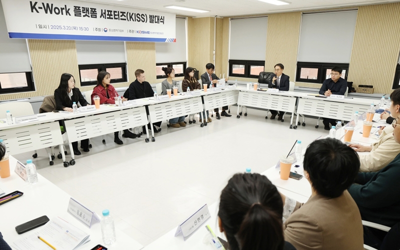 3月20日，在首尔永登浦区举行的“K-Work平台支持者启动仪式”上，韩国中小企业振兴公团副理事赵汉教（右二）正在介绍“K-Work平台”。韩宣网记者李廷佑