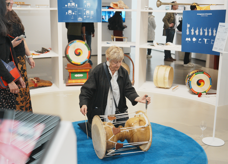 4月3日，在英国伦敦驻英韩国文化院举行的《朝鲜乐器，奏响科学》特别展开幕仪式上，一名外国观众正在敲韩国的传统乐器长鼓。图片来源：国立中央科学馆
