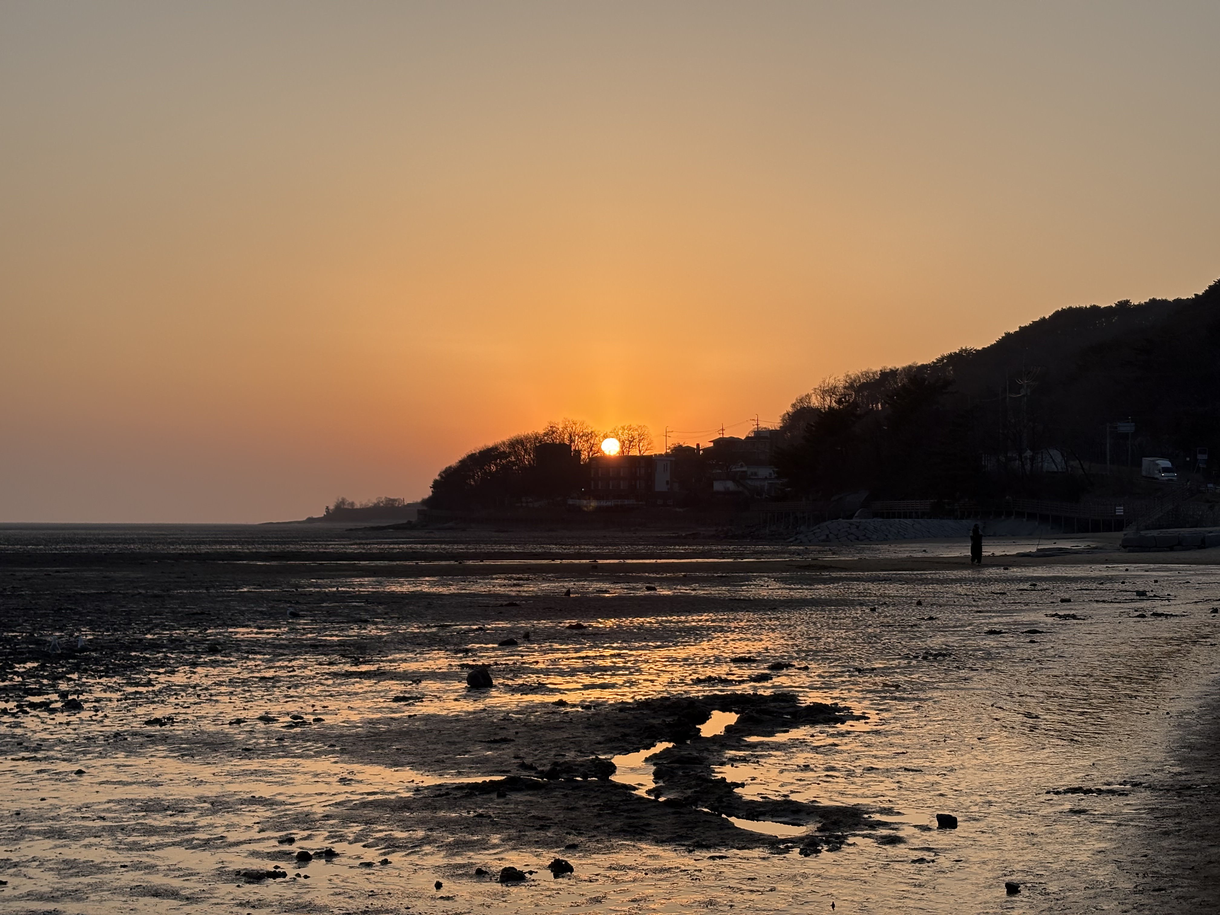 从江华岛东幕海边眺望的日落。韩宣网记者Charles Audouin 摄