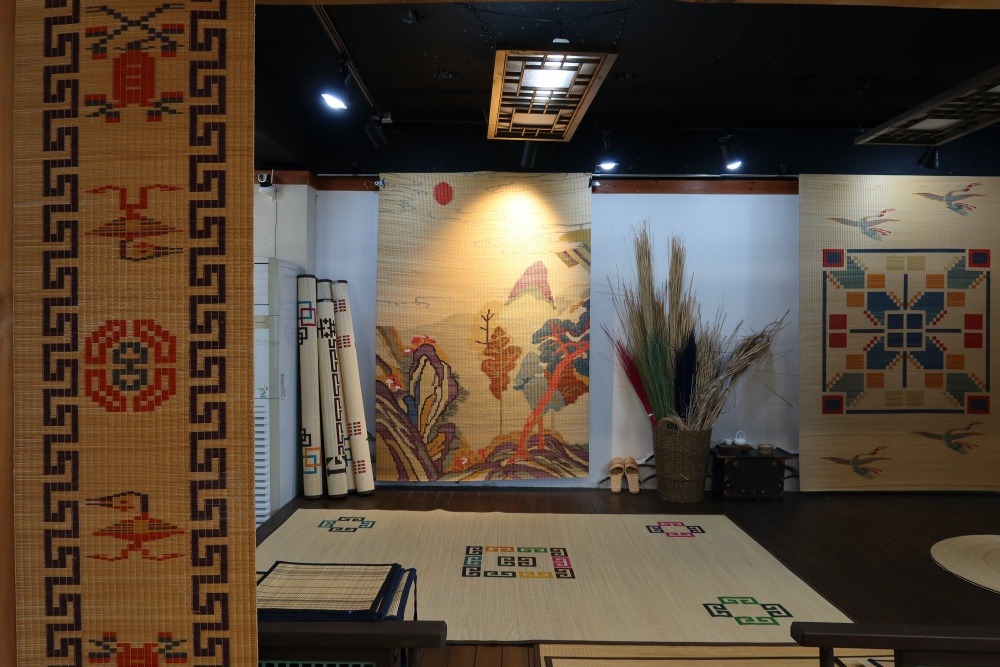 在江华公子花纹席展示馆展出的多款花纹席。韩宣网记者Charles Audouin 摄