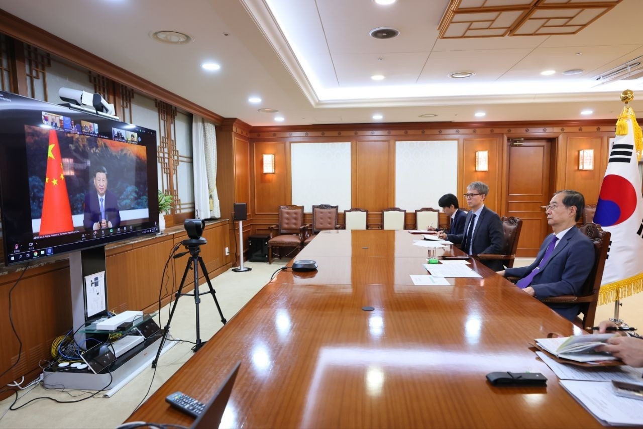 4月23日，在首尔政府大楼，韩国代行总统职权的国务总理韩惪洙通过视频出席联合国气候峰会。图片来源：国务调整室国务总理秘书室