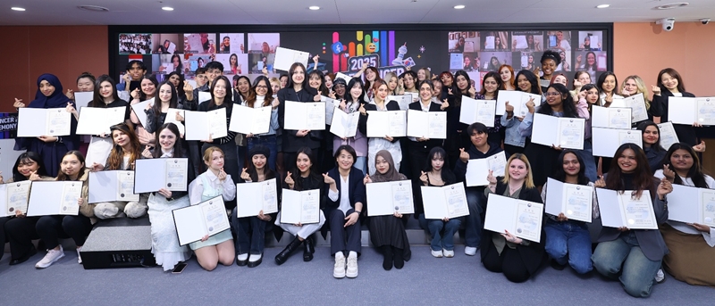 4月29日，在首尔中区KOCIS中心举行的韩国文化内容外国人创作者“K-Influencer”启动仪式上，韩国文化体育观光部海外宣传政策官蔡洙喜（中）与今年即将参与活动的K-Influencer合影留念。图片来源：文化体育观光部