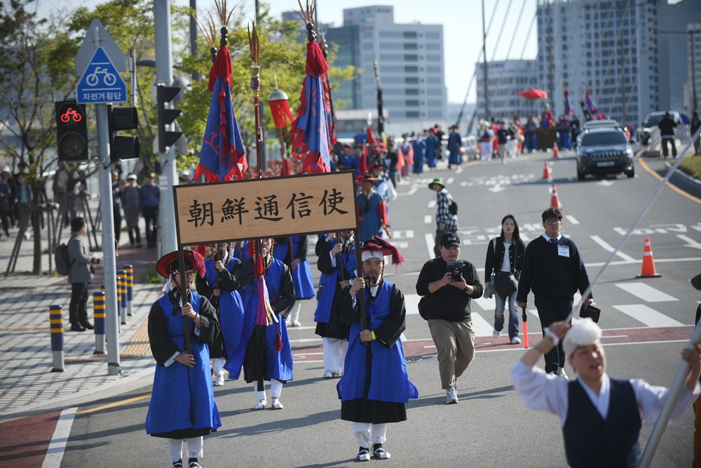 4月26日，“朝鲜通信使庆典”代表活动——历史行列再现活动在釜山东区李舜臣大路上举行。图片来源：釜山文化财团