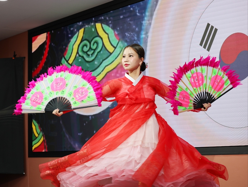 4月30日，在首尔中区KOCIS中心举行的韩宣网名誉记者活动启动仪式上，来自越南的名誉记者正在表演结合韩国和越南传统舞蹈的演出。韩宣网记者李廷佑 摄