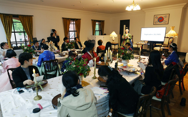 5月1日，在德寿宫重明殿，以外国游客为对象的“皇帝的餐桌”活动正在举行。韩宣网记者李廷佑 摄
