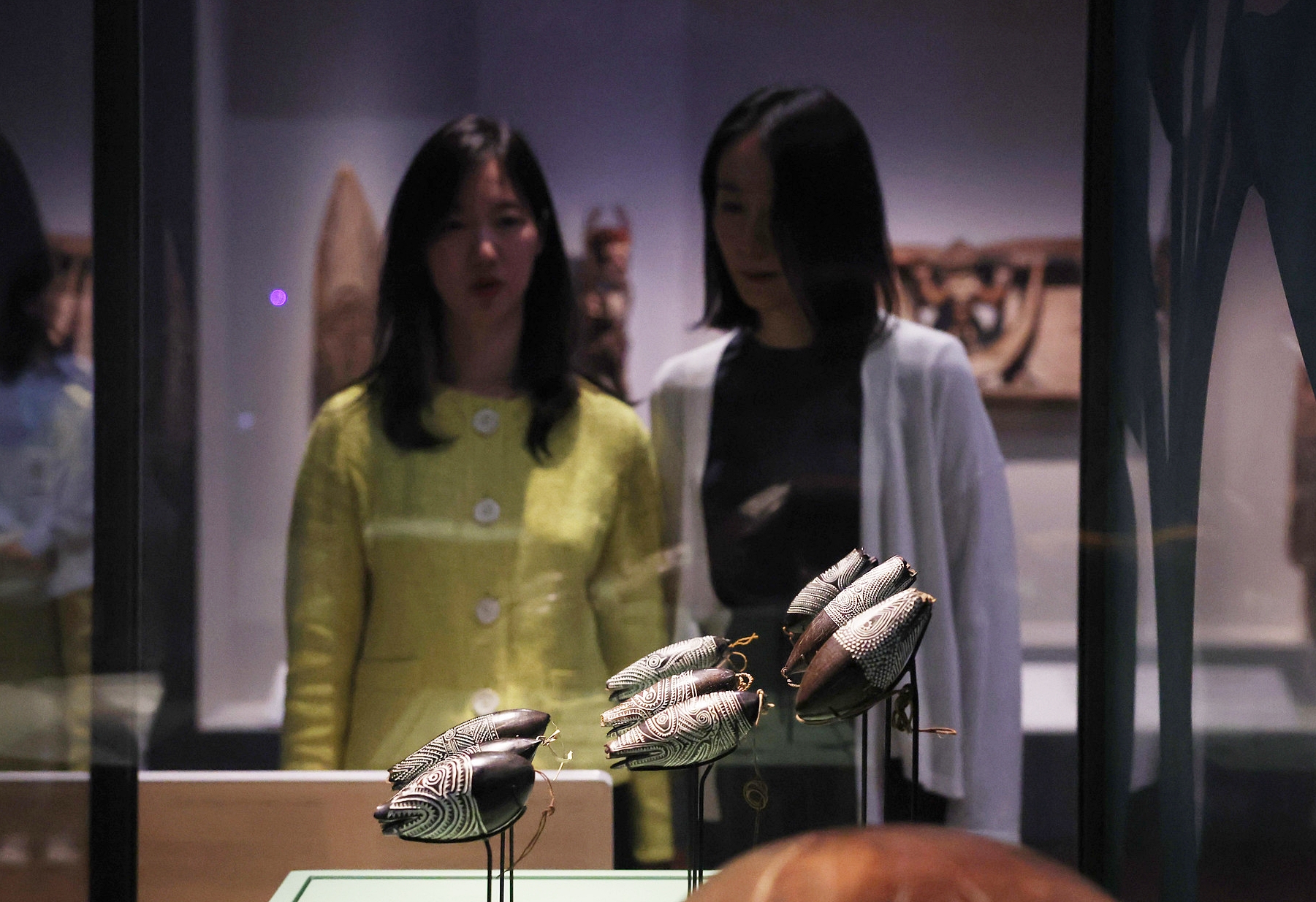 在特别展《Mana Moana——神圣海洋的艺术：大洋洲》中展出的大洋洲护身符文物“marupai”。这些护身符用很小的椰子精雕细刻后，涂上石灰制作而成。韩宣网记者李廷佑 摄