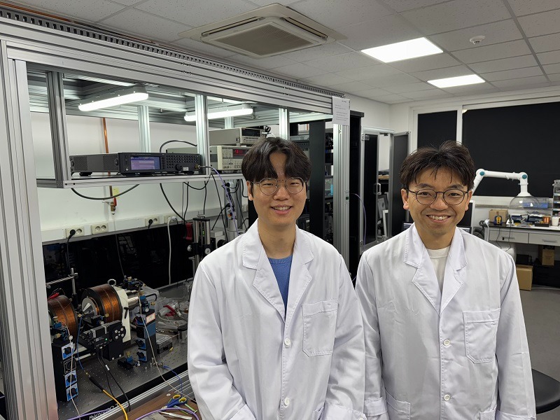 韩国科学技术院物理学系博士宋武俊（左）与教授金甲镇。图片来源：韩国科学技术院