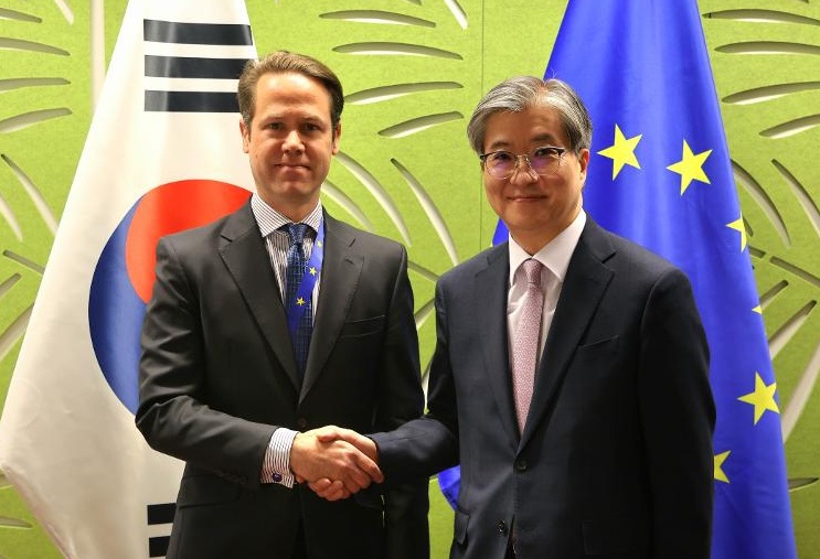 当地时间5月7日，韩国与欧盟在比利时布鲁塞尔召开第21次联合委员会会议。图为双方首席代表——欧盟对外行动署（EEAS）亚太司司长尼克拉斯·克万斯特伦（左）与韩国外交部经济外交协调官金希相。图片来源：外交部