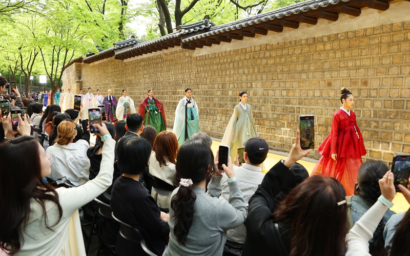 “徐啿和”以自然为灵感，将自然色彩融入传统织物，展现简约而优雅的韩服之美。该品牌曾参与文化体育观光部主办的“韩服文化海外交流时装秀”。韩宣网记者李廷佑 摄